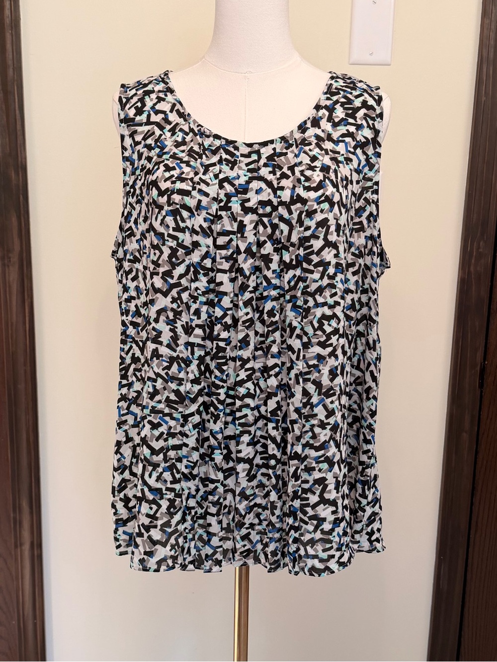 Apt. 9 Sleeveless Tank Top in Black, White & Blue Abstract Print